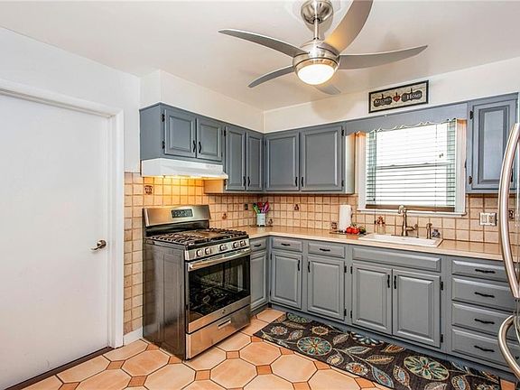 3rd image of 22 Underhill St