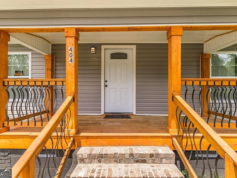404 Benjamin St — Photo 2