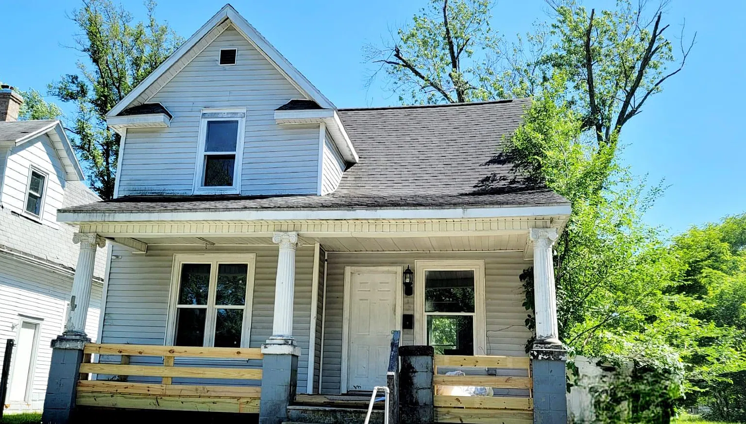 1212 E Madison St — Photo 1