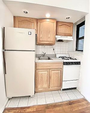 5th image of 424 W 57th St APT 4C