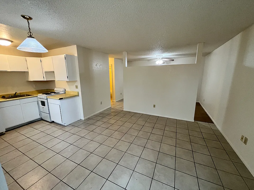 3052 N Alvernon Way #105