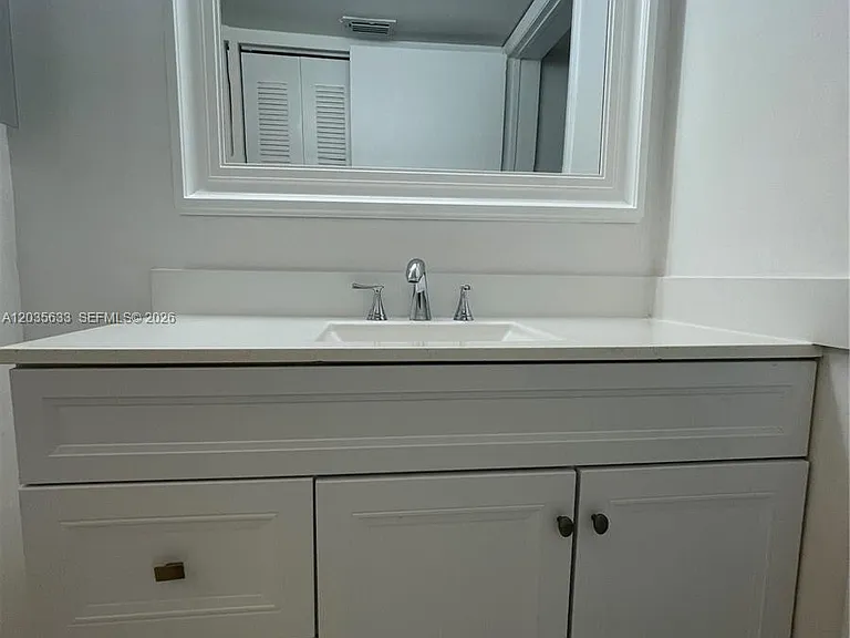2811 N Oakland Forest Dr #206 — Photo 14
