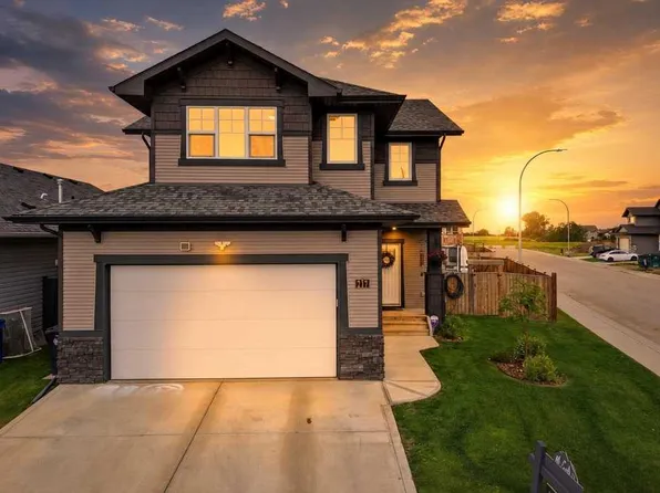 217 E Augustus Way, Penhold, AB T0M 1R0