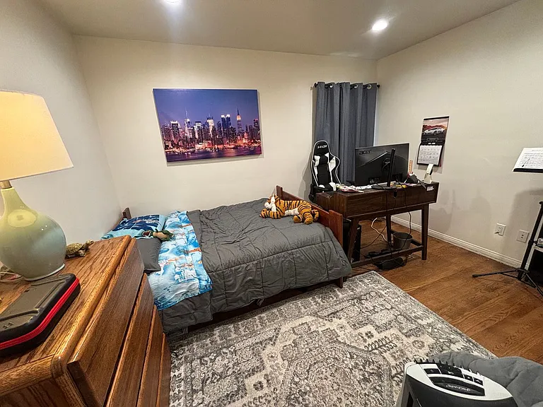 22742 Burbank Blvd — Photo 9