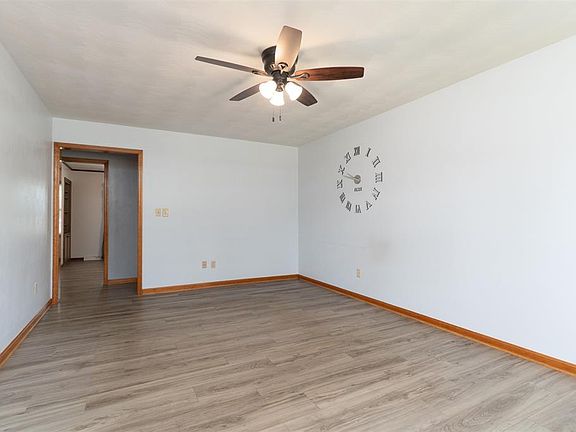 4th image of 738 Parkway Dr