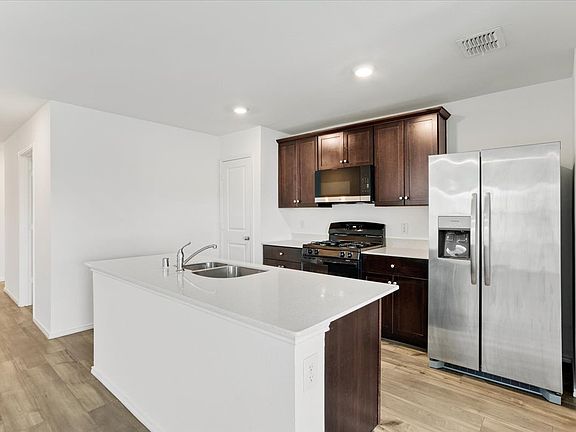 5th image of 405 Laurenbrooke Dr