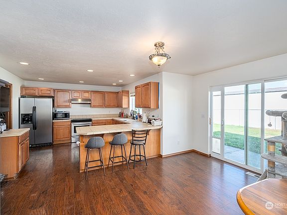 3rd image of 909 Camas Place