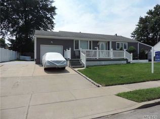 17 Doe Ln, Commack, NY 11725