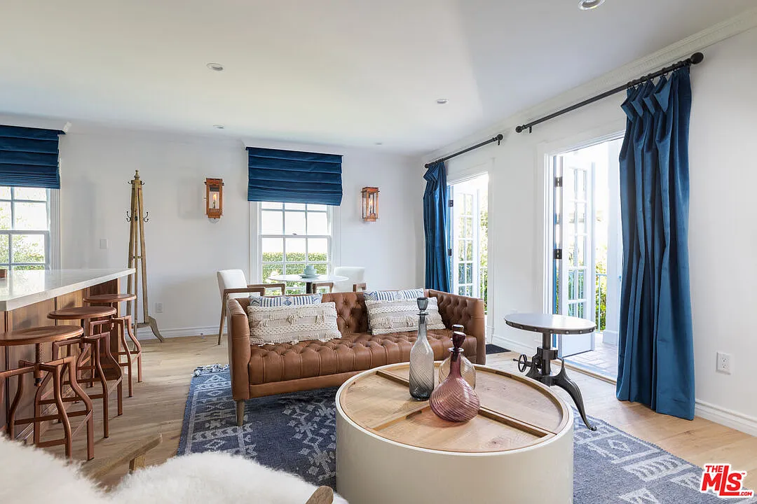 1 bed, 2.0 bath, 850 sqft, $5,995 — Photo 3