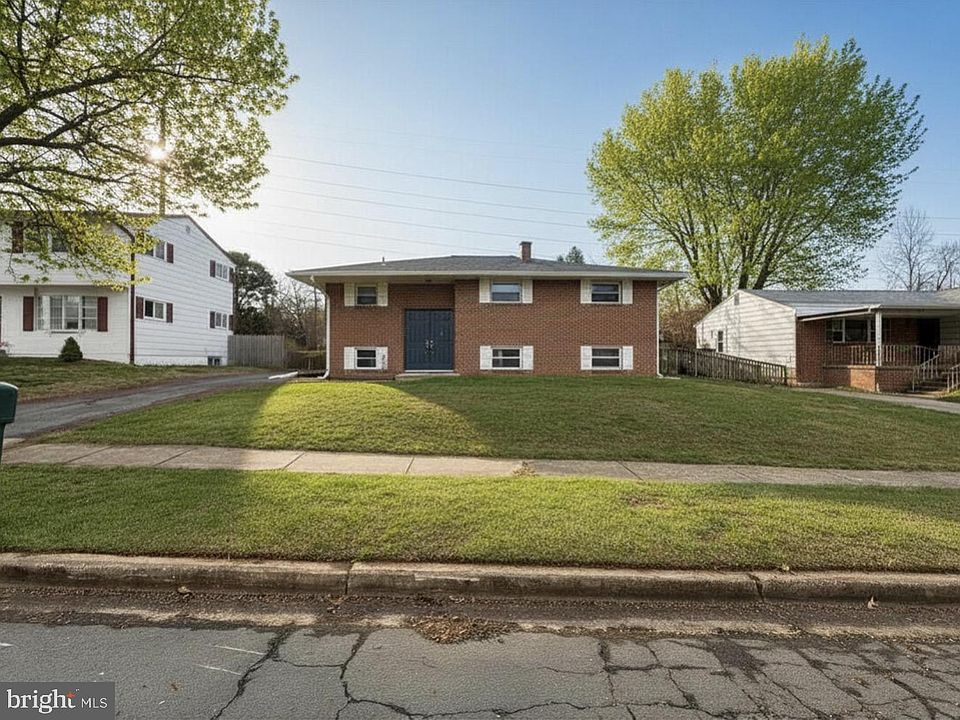 1st image of 303 Mackintosh Dr