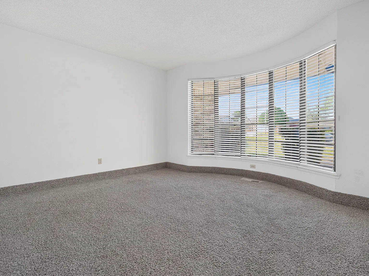 4 bed, 2535 sqft, $2,150 — Photo 3
