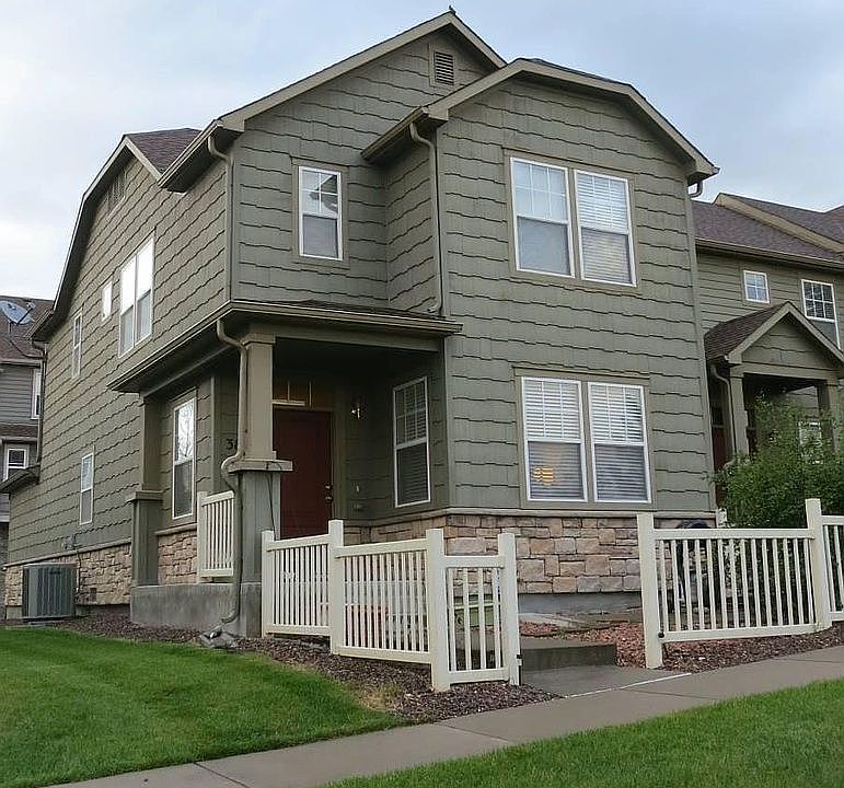 Corner unit with nice yard a