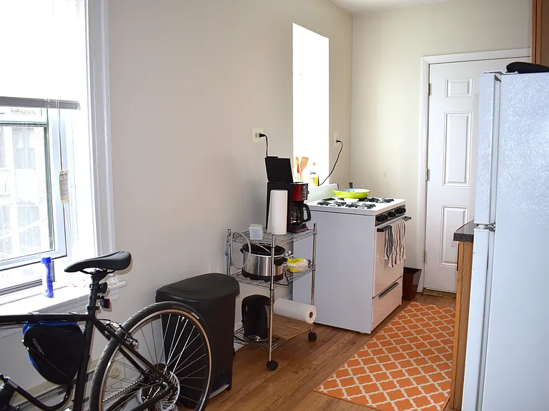 837 W Cornelia Ave #2S — Photo 5
