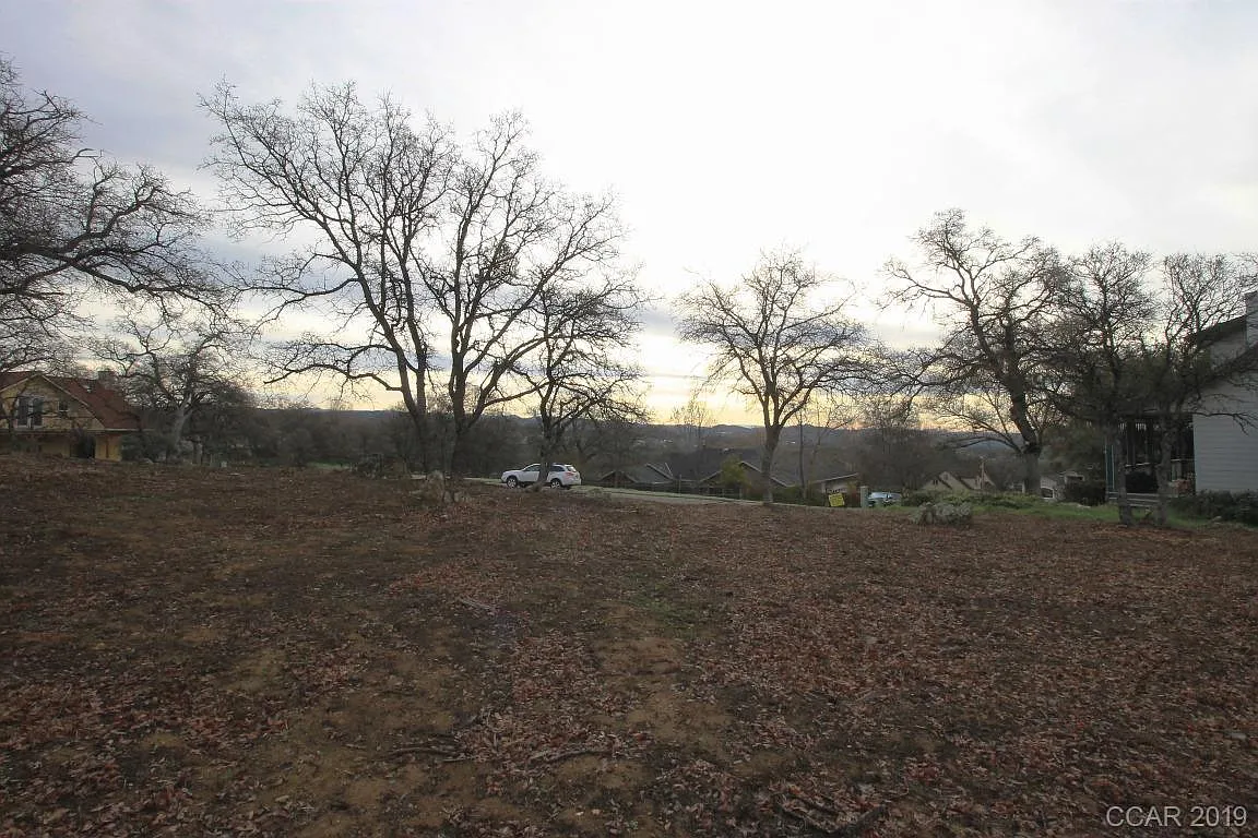 635 Lakeview Ct photo 1