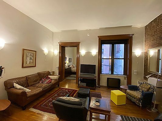 3rd image of 136 W 80th St APT 2R