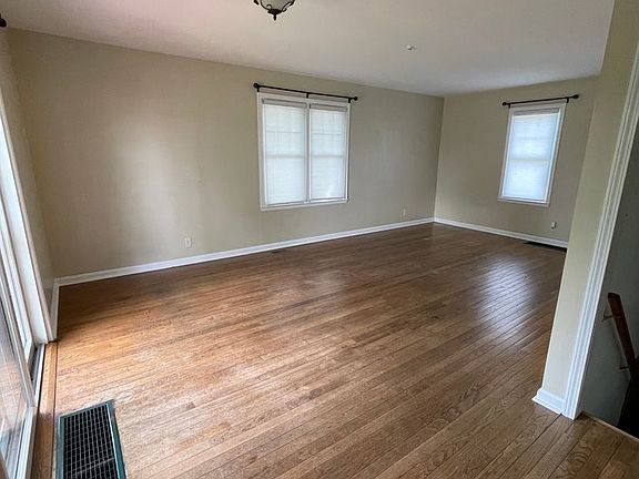 3rd image of 1260 Oxford Pl