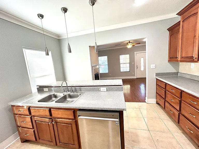 1020 Hill St SE — Photo 3