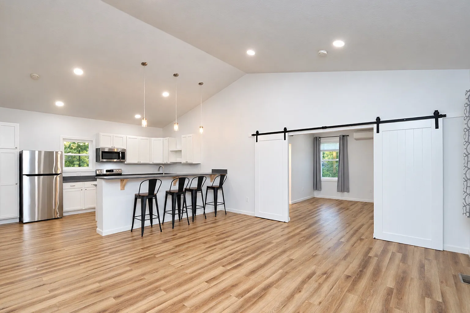 1 bed, 2.5 bath, 2100 sqft, $2,400 — Photo 3