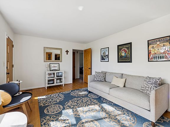 4th image of 403 Basswood Ave