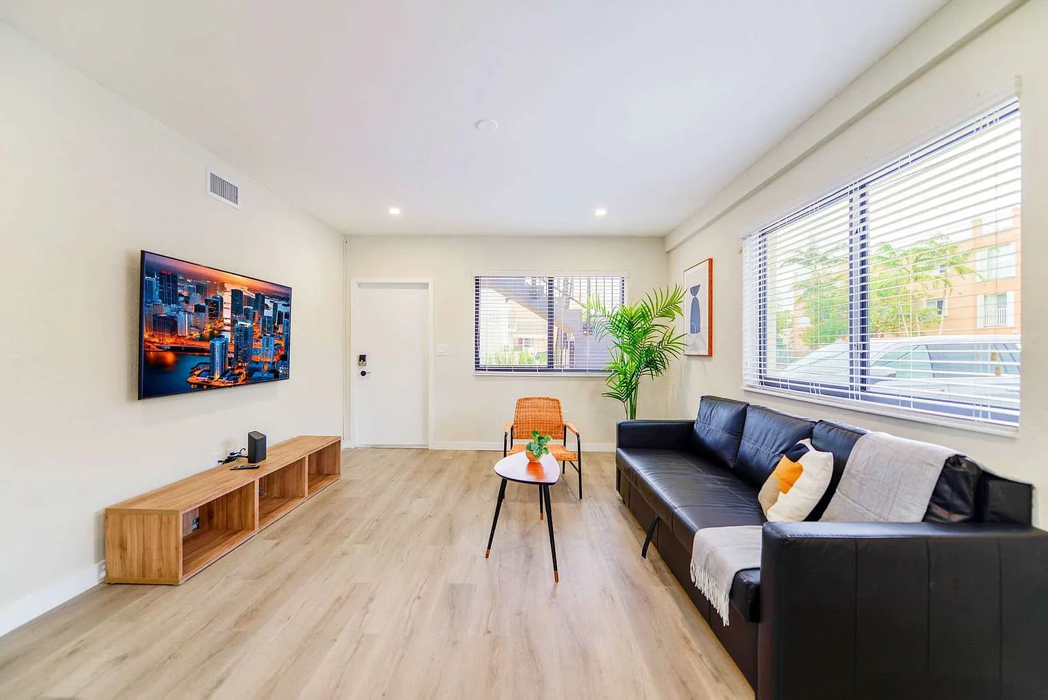 1 bed, 1.0 bath, 635 sqft, $1,880 — Photo 1