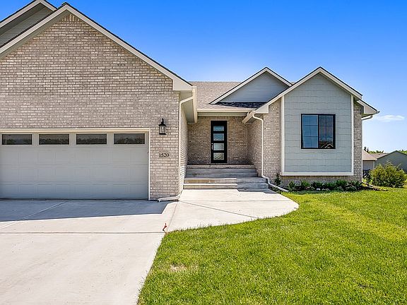3rd image of 1520 N Shadow Rock Dr