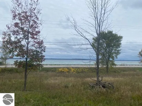 5382 SW Bayshore Dr, Suttons Bay, MI 49682