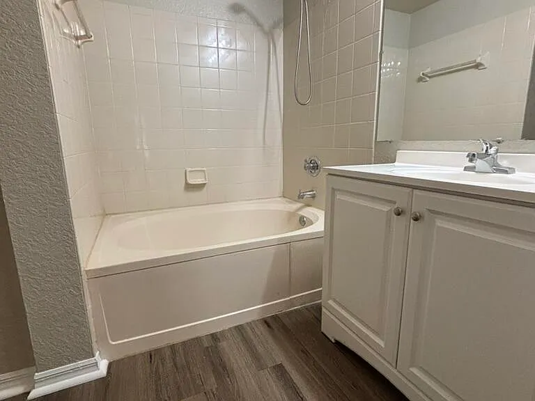 2412 Belmont Ln — Photo 6