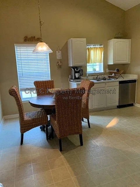 3 bed, 2.0 bath, 1457 sqft, $2,100 — Photo 3