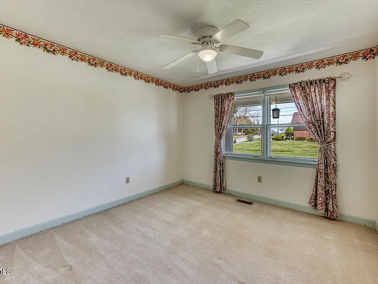 908 Meadow Ln — Photo 19