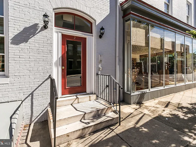 2 W Henrietta St #B — Photo 2