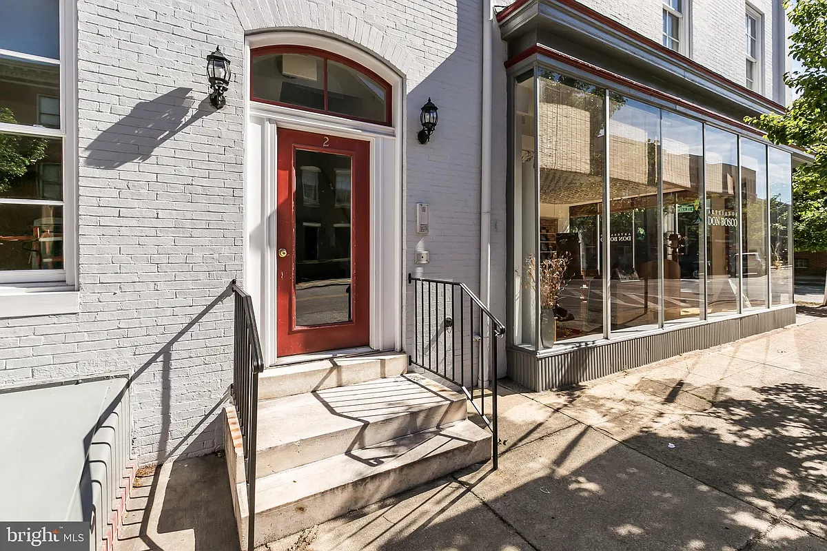 Building Photo - 2 W Henrietta St #B