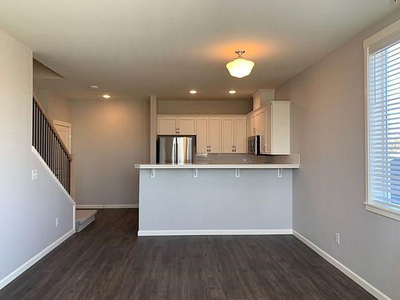 5th image of 7122 N Greenwich Ave #8