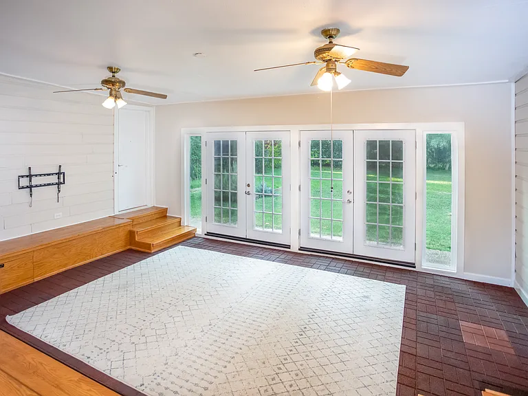 349 Irvington Dr — Photo 3
