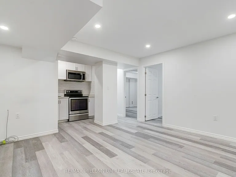 481 Bessborough Dr — Photo 21