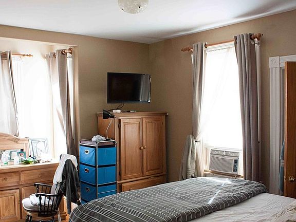 5th image of 219 Newbury Ave #1