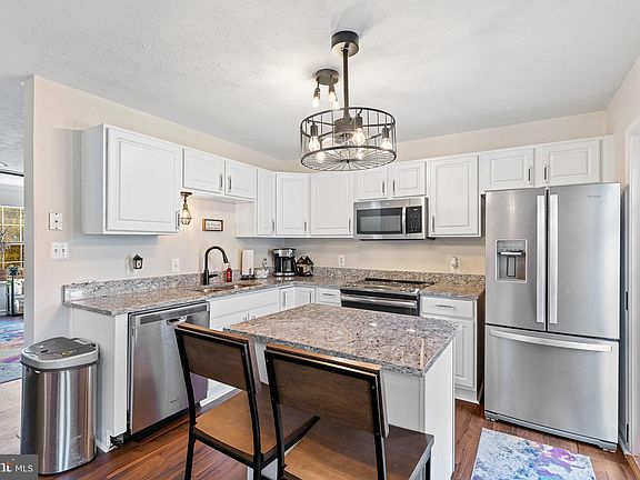 4th image of 402 Kensington Dr
