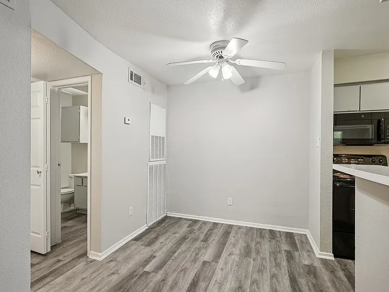 Porterwood Apartments — Photo 37