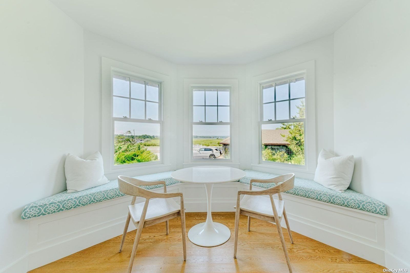  Breakfast nook