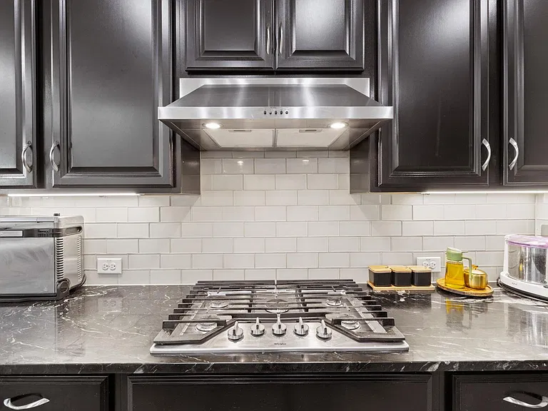 724 Pioneer Grv — Photo 12