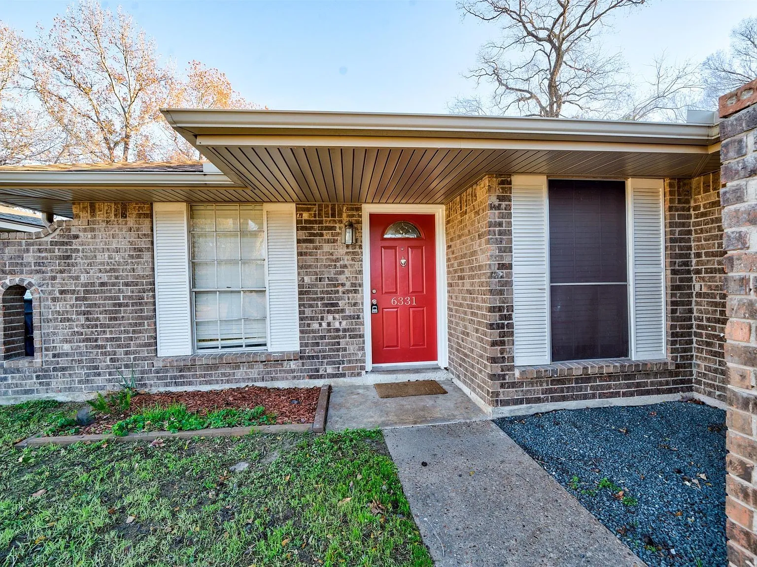 3 bed, 1.5 bath, 994 sqft, $1,650 — Photo 2