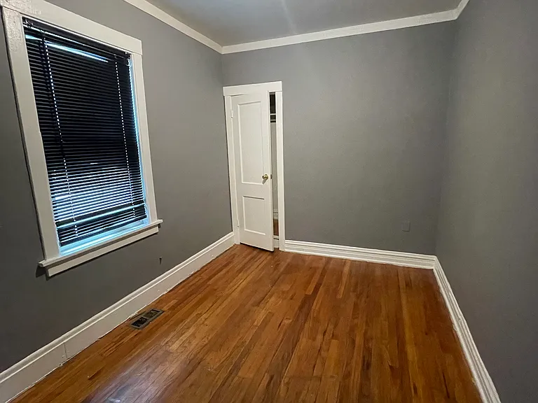 10210 S Bensley Ave — Photo 6