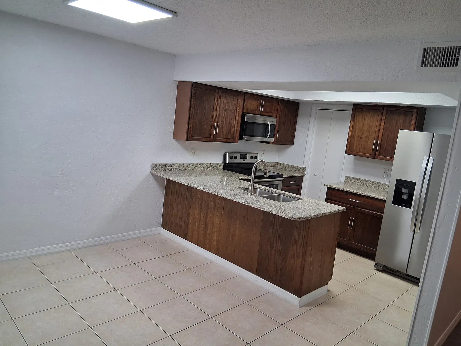 3 bed, 2.5 bath, 1400 sqft, $1,950 — Photo 3