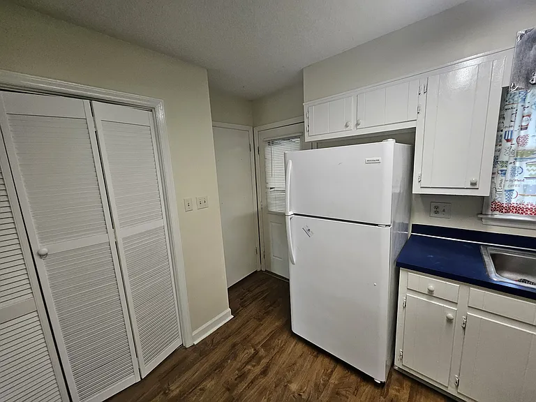 102 Cedar Ct #B — Photo 2
