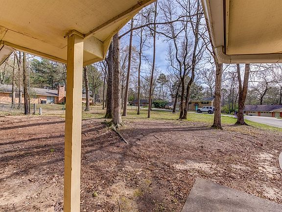 4th image of 3811 Red Oak Dr