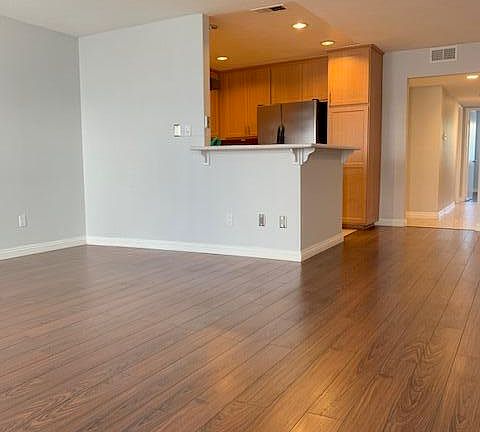 5th image of 18427 Vincennes St Unit 21