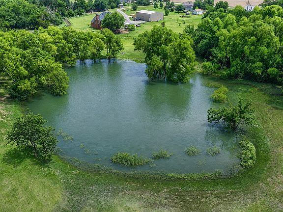 3rd image of 900 Hodgins Rd