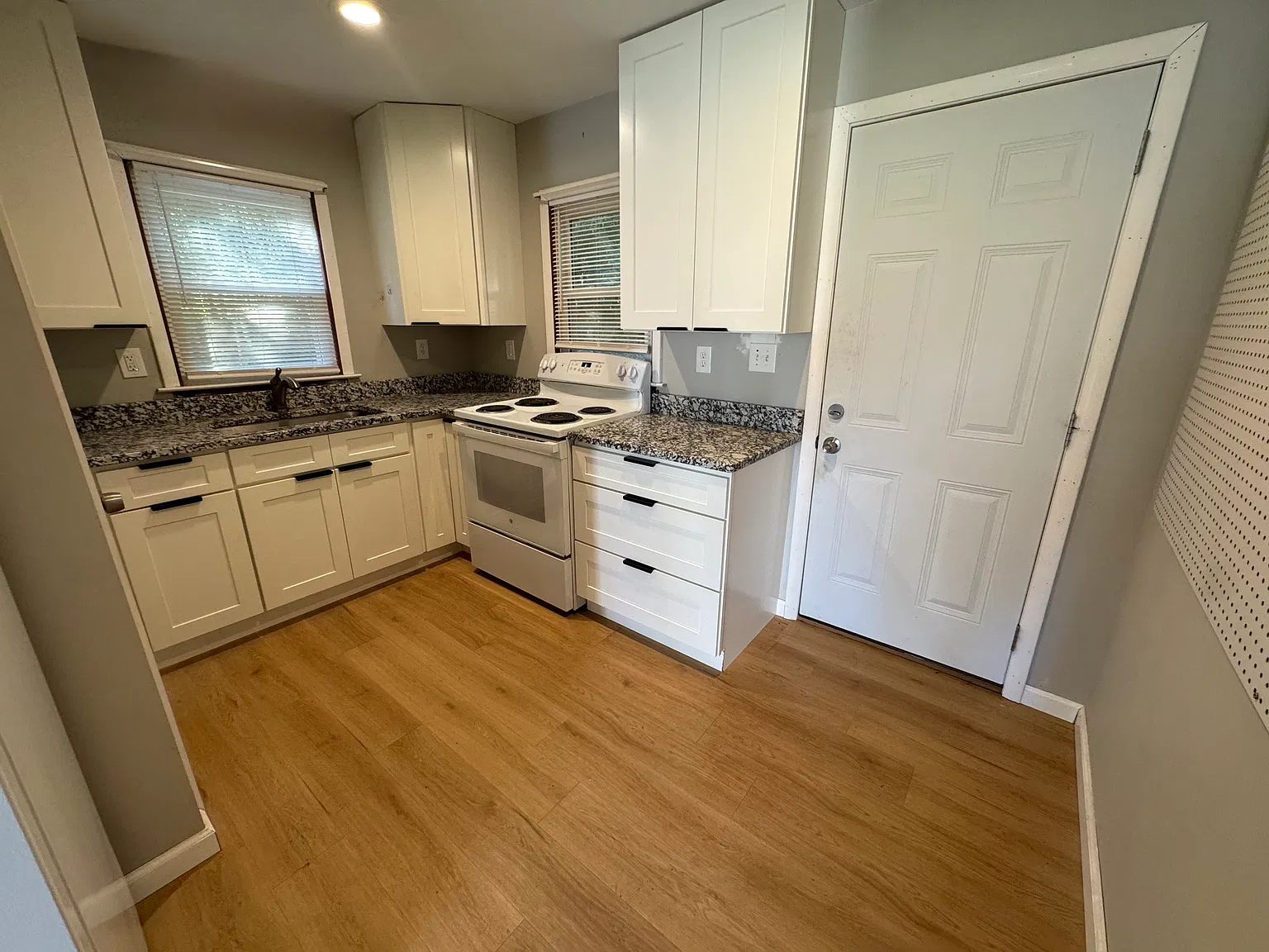 2 bed, 1.5 bath, 900 sqft, $1,400 — Photo 2