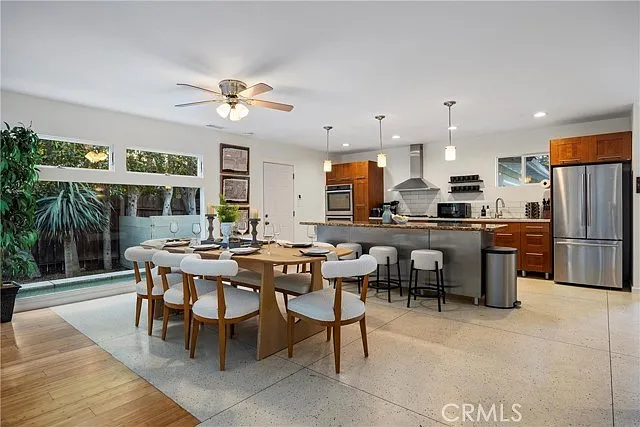 1436 Irvine Ave — Photo 4