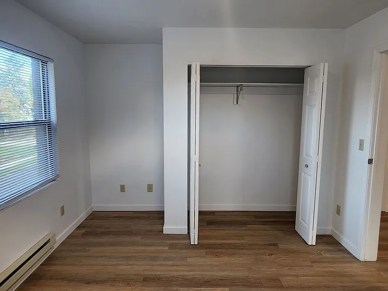 Lincoln Manor Apartments — Photo 9