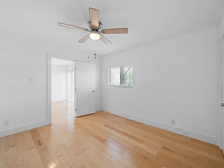 1313 E 52nd St #105 — Photo 9